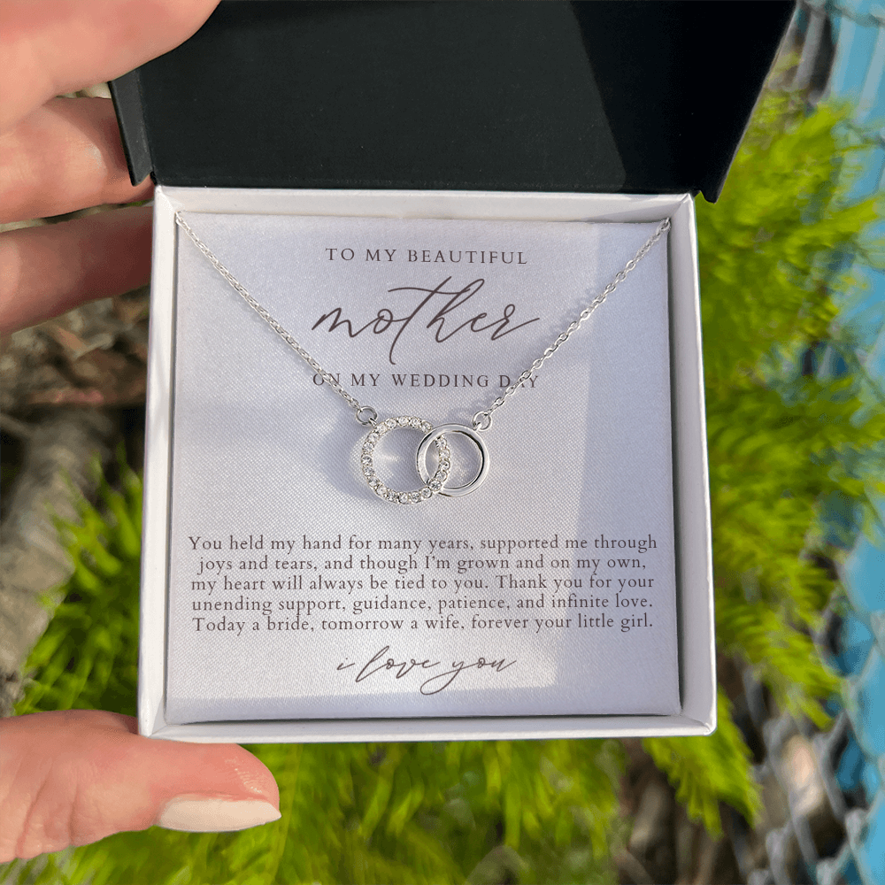 Mother Of The Bride Interlocking Circles Necklace | Elegant Pearlescence