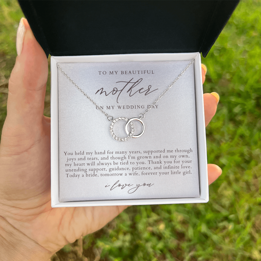 Mother Of The Bride Interlocking Circles Necklace | Elegant Pearlescence