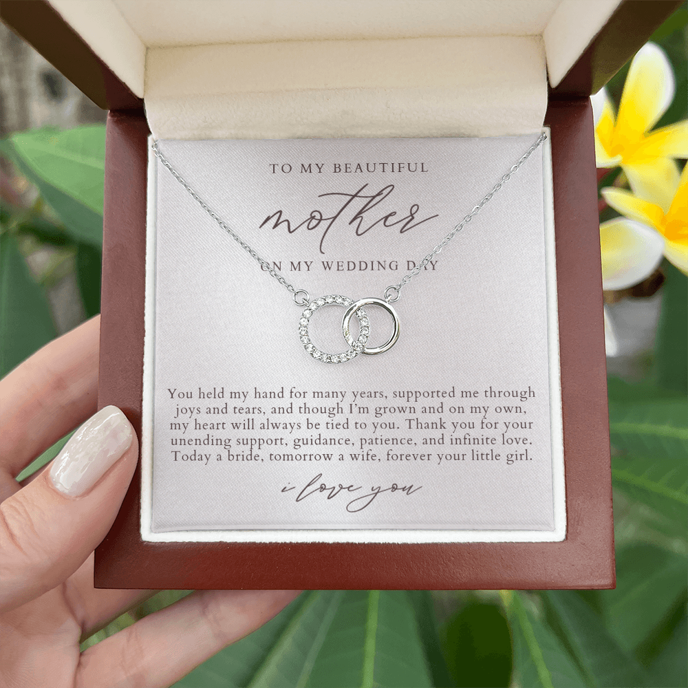 Mother Of The Bride Interlocking Circles Necklace | Elegant Pearlescence